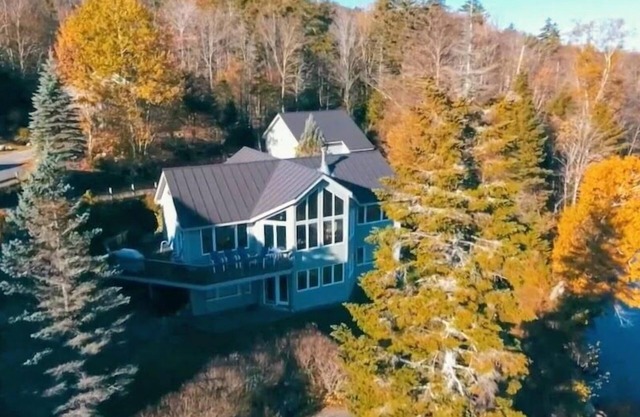 RE90 Private riverfront family retreat in Bretton Woods - slopeside home, AC, fast WiFi, and views