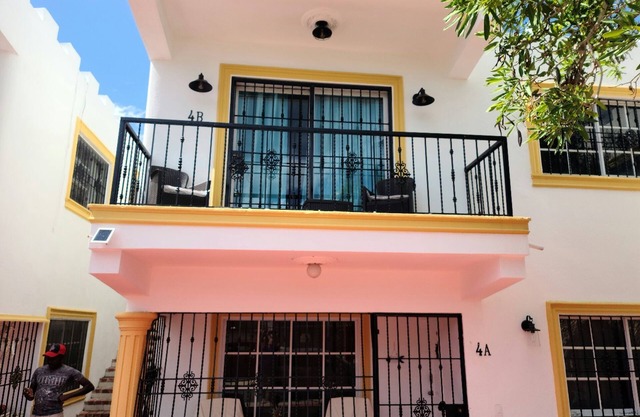 Recently renovated 2 Bedroom Apt, on the 1st floor with free parking