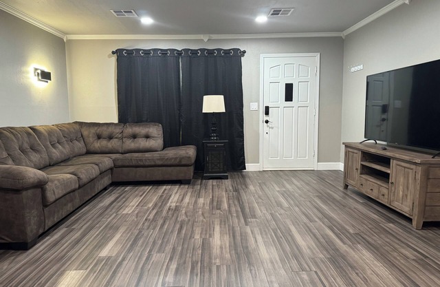 Recharge at our family friendly home in Mustang! Close to the airport!