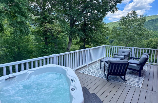 Red Barn Escape: Hot Tub, Fire Pit, Grill - MountainViews Near AVL!