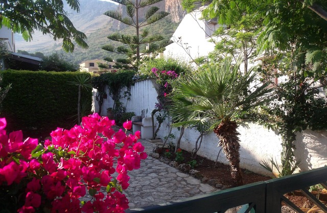 Red bougainvillea - sea view - 2 steps from the bay. Parking - WiFi