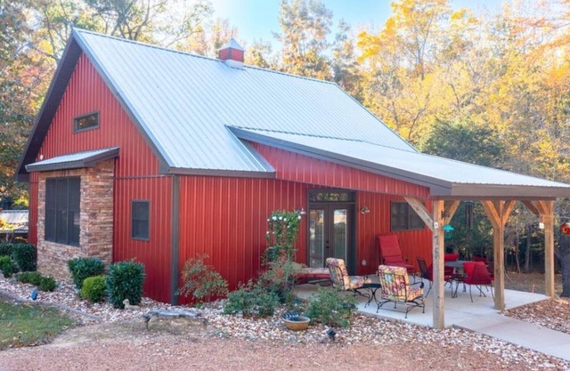 Red Cabin on Kentucky Lake. Peaceful and pet friendly with a partial lake view.