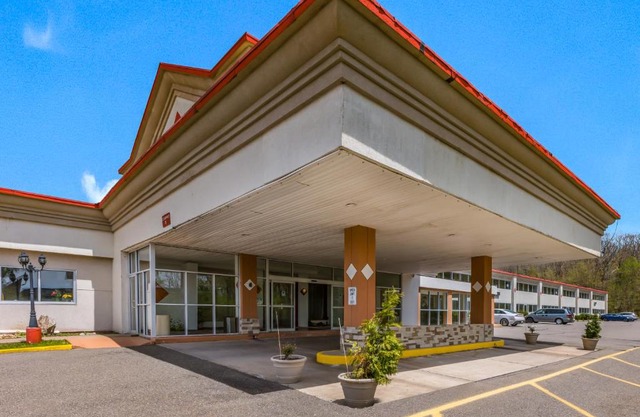 Red Carpet Inn & Suites