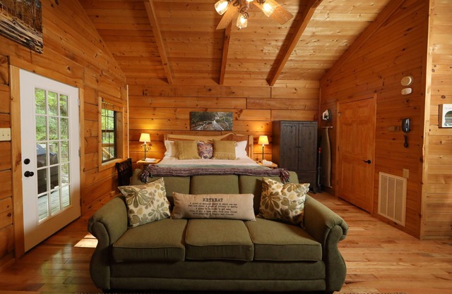 Red Door cabin- romantic getaway near Great Smoky Mountains National Park