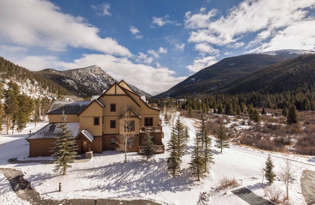 Red Hawk Townhome #2327 by Summit County Mountain Retreats