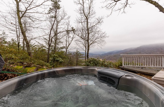 Red Mountain Lodge - Sunrise and Sunset Mountain Views, Hot Tub, Pool Table