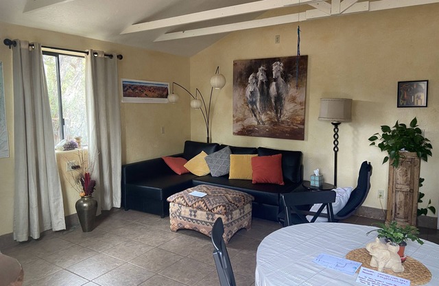 Red Rock Retreat: Hot tub, walk to creek for swimming,.