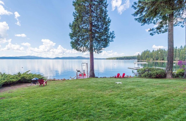 Red Roof Lakefront Cabin stunning view & dock 12 occupancy option