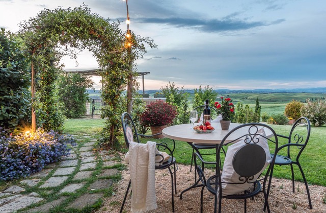 "Red Rose" apartment overlooking Siena