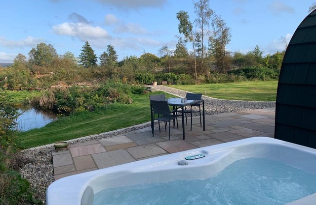 Red Squirrel Pod with Hot Tub