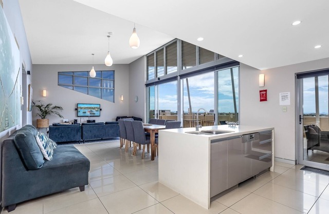 Redcliffe Penthouse 4 Bedroom Holiday Apartment Sleeps 8