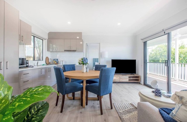 Redcliffe Retreat: Moreton Bay Coastal Cottage