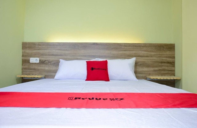 RedDoorz near Mangga Dua Square