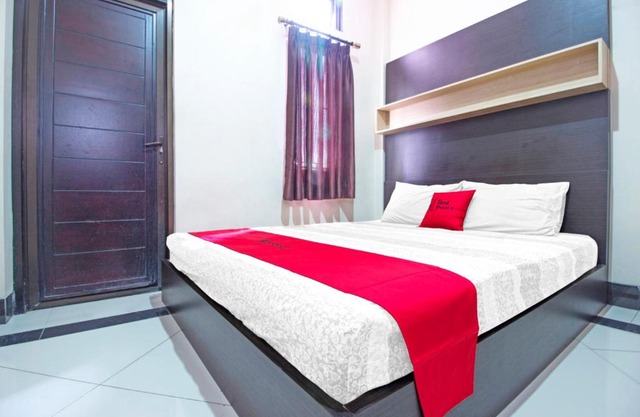 RedDoorz Plus near Isola UPI