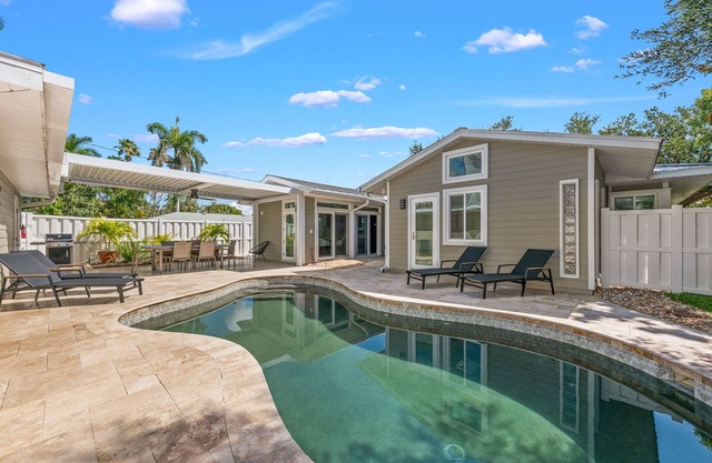 Reel Me In: Lido Key Rental with Private Pool, Walk to St. Armands & Beach
