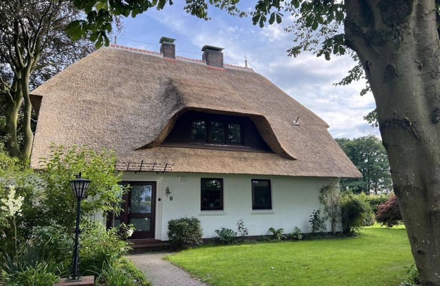 Reetdachlandhaus Wiemershörn - vacation home, bathroom, WC, 3 bedrooms