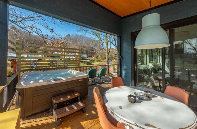 Reflections on Mill Creek | Hot Tub & Walking Distance to Old Fort!