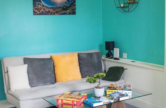 Refreshing Modern Apartment in Falkirk