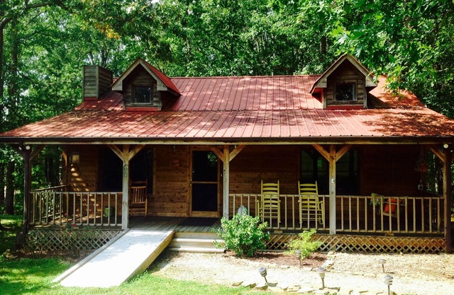 Relax and enjoy at this 2.5 B/2B cabin with hot tub by Fall Creek Falls Park