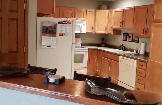 Relax and enjoy the view! Cozy Boatworks #202 Condo Pet friendly. Elevator.