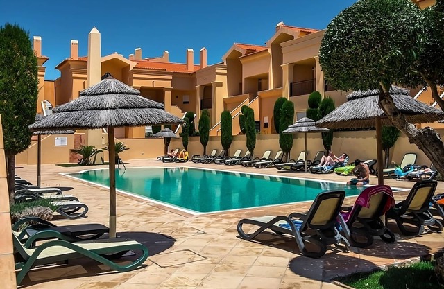 Relax and Unwind! Spacious 2BR Apartment, Fully-equipped Kitchen, Outdoor Pool!