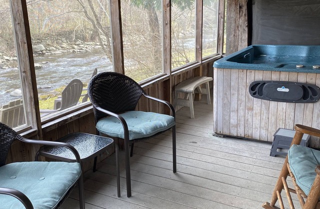 Relax at Granny's River Retreat, Short Walk to Downtown, 2BR