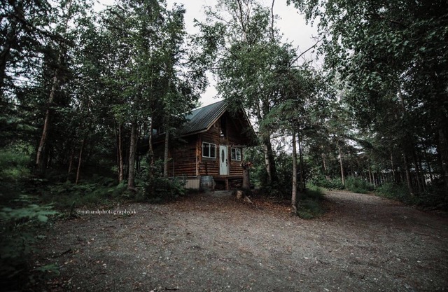 Relax at this cozy, well appointed cabin located in sunny Knik, Alaska.