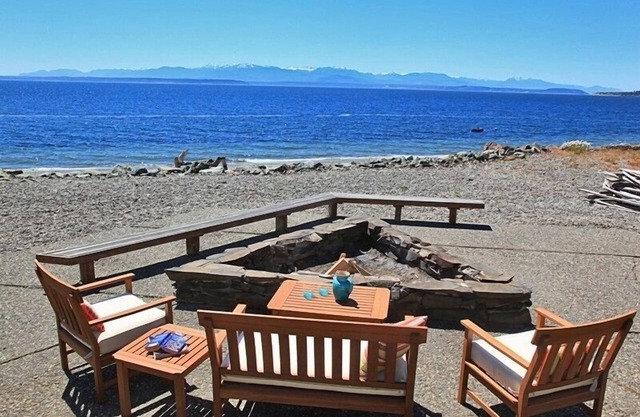 Relax at Water's Edge - Amazing, Beach Home - Low winter rates Dec - Apr