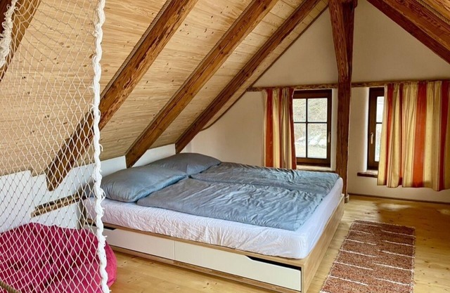 Relax in holiday home in quiet natural park, 20 minutes from Prague.