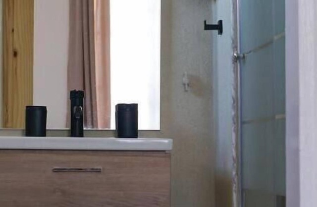 Relax in peace and comfort in a 1-bedroom Flat in Christ Church with WiFi, AC