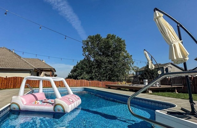 Relax in Style! 5BR Home, Hot Tub & Games!