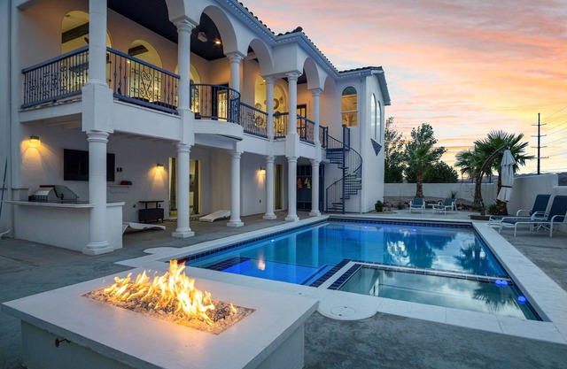 Relax in Style:Luxurious Vacation Home near Zion Park-Heated Private Pool & Spa