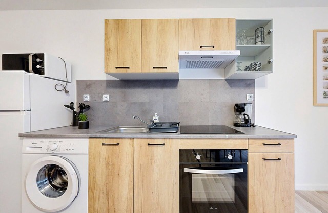 Relax in this cozy and functional house in an ideal location for excursions.