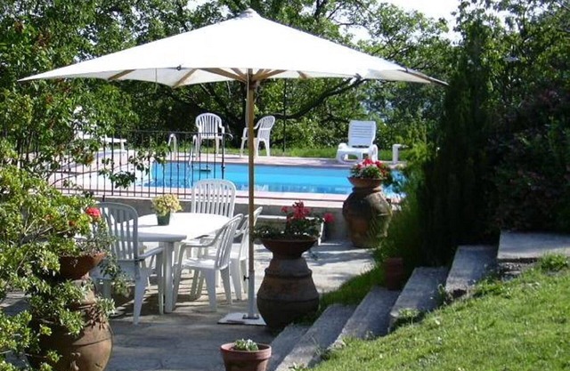 Relax in the greenery in a villa with swimming pool near Florence