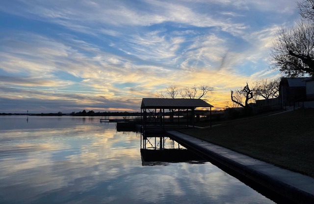 Relax lakeside at Lake Nasworthy