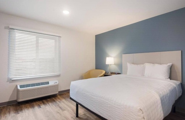 Relax & Recharge in 2 Queen Room, Full Kitchen & Free Parking Near Downtown
