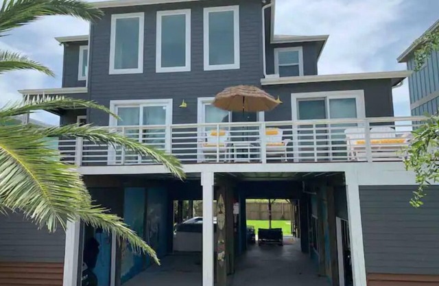 RELAX & REFRESH in an amazing house by the bay.
