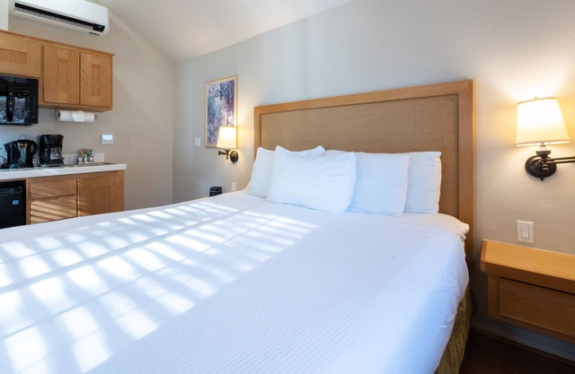 Relaxation in Napa Valley! 2 Spacious Units, Swimming Pool, Free Parking!