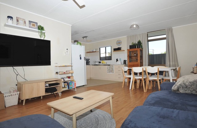 Relaxed, beachy 2 bed apartment, only 1.9kms from the beach, close to shops