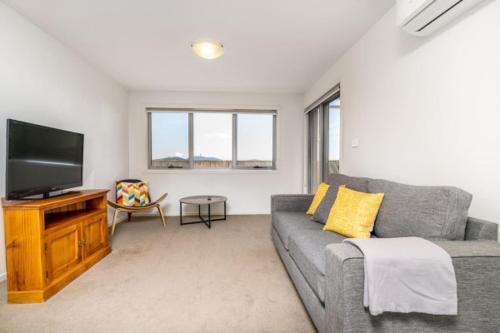 Relaxing 2BR Apt in North Point Complex - Hosted by Canstay