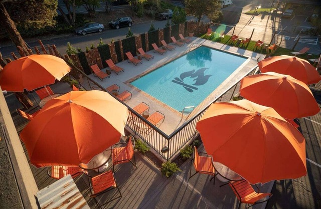 Relaxing Accommodation with Free Parking, Outdoor Swimming Pool!