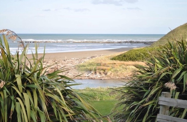 Relaxing beach bach with sea views
