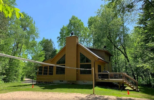 Relaxing Betsie River Cabin by Crystal Mtn 5bd+2ba+Loft+Game Rm+Fire Pit+Kayaks!