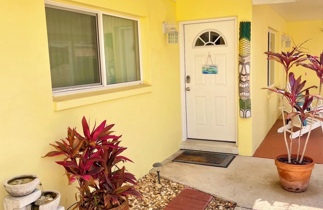 Relaxing Cottage blocks to Downtown, Beach, & River~Kayaks & bikes are provided!