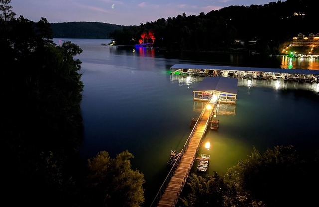 Relaxing Getaway; Norris Lakefront Home in Private Deerfield Resort