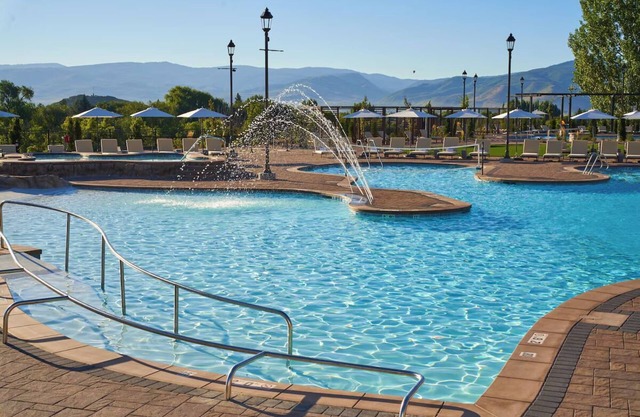 Relaxing Getaway – Spa, Golf & Hot Springs Access!