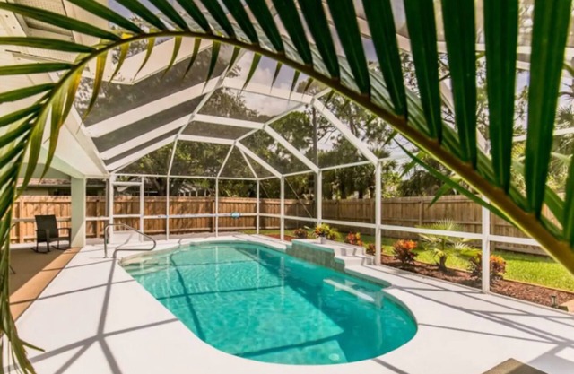 🍹🌞Relaxing Heated Pool!Beautiful Patio,Pet Friendly,Fenced Area, Near Beaches!