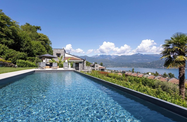 Relaxing Oasis: Villa with Private Pool & View