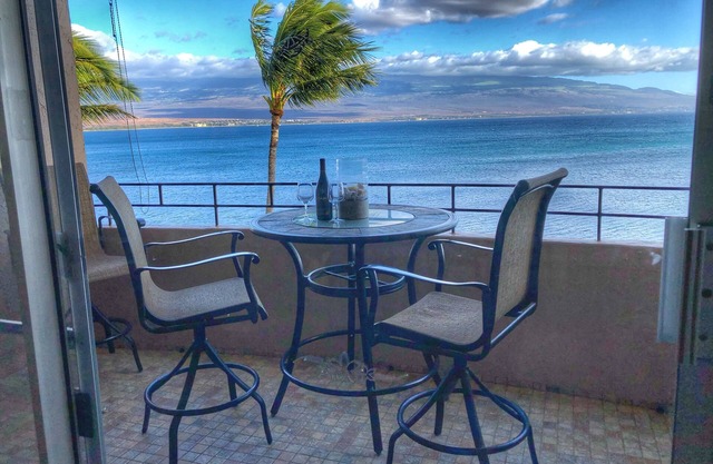 Relaxing Ocean Front Views on Maui! Island Sands Condominium