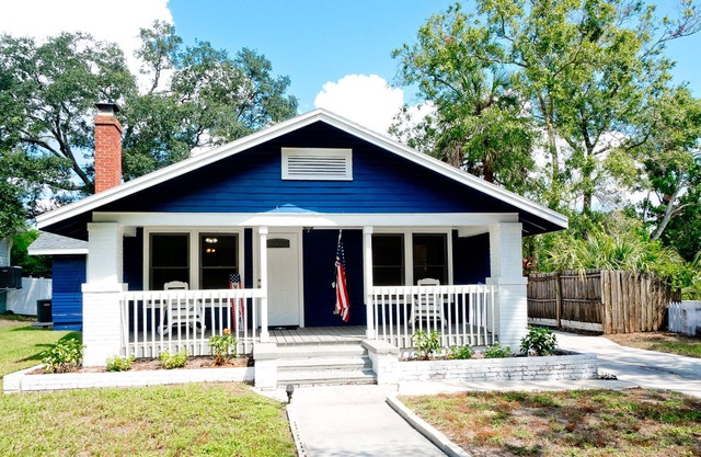 RELAXING RIVERSIDE RETREAT 2 blk from Manatee River, 2 mi from Center Bradenton